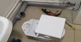 Установка напольного унитаза в Новокубанске: монтаж под ключ от СантехДомНкб от 5077 рублей.